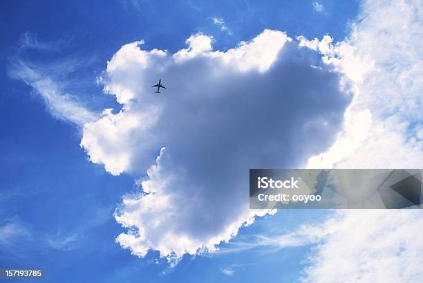 Big Cloud Und Jet Stockfoto und mehr Bilder von Flugzeug - Flugzeug, Himmel, Blau