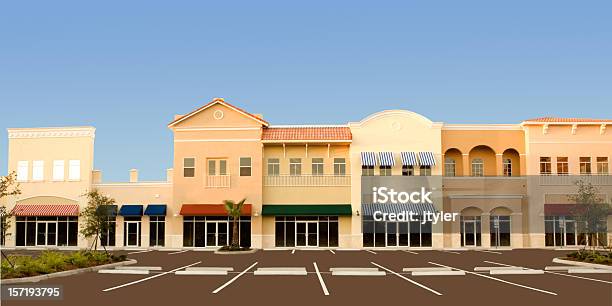 Centro Comercial De Foto de stock y más banco de imágenes de Centro comercial suburbano - Centro comercial suburbano, Aparcamiento, Centro comercial