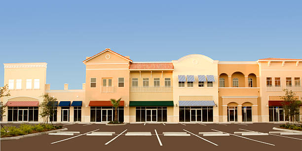 centre commercial - strip mall photos et images de collection