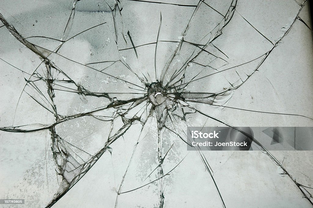 Janela de vidro quebrado fotografias de impacto quanto a trincas, com buracos de bala - Foto de stock de Vidro Quebrado royalty-free