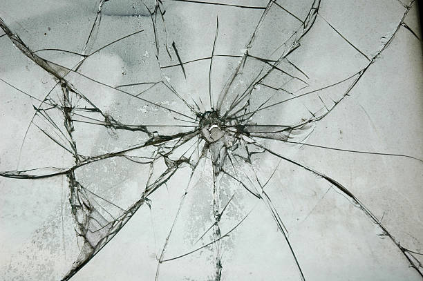 сломанный стеклянные окна и пуля отверстия увеличивает влияние трещин - shattered glass broken window damaged стоковые фото и изображения