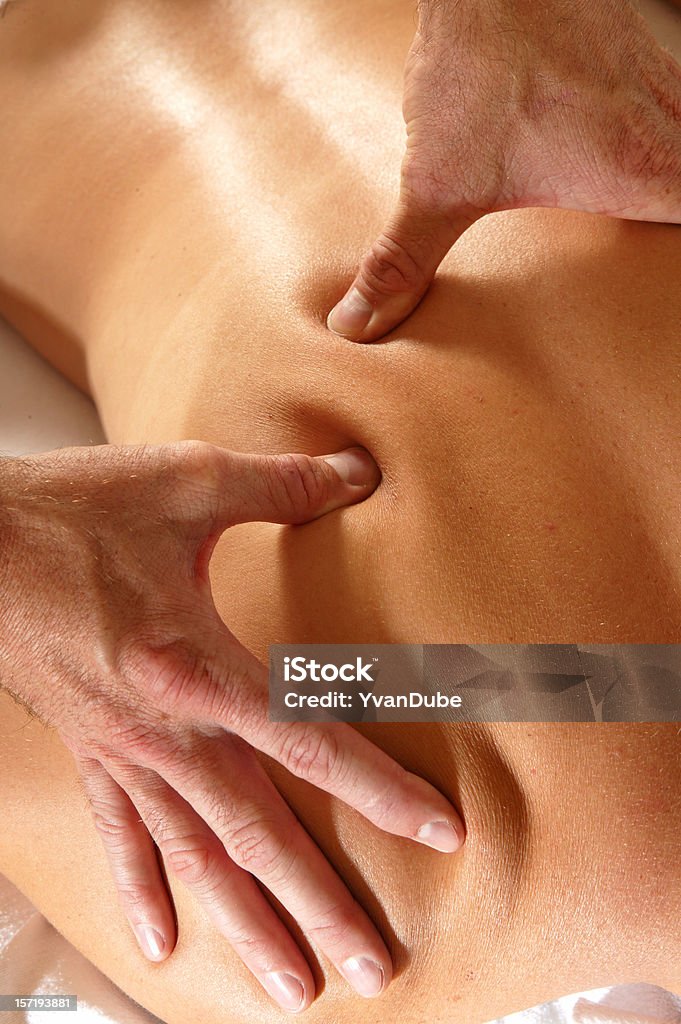 Donna sempre un massaggio back - Foto stock royalty-free di Massaggiare