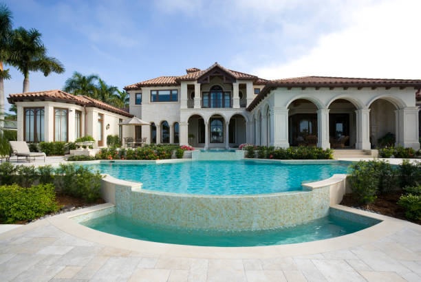 magnifique piscine dans un domaine à la maison - demeure photos et images de collection