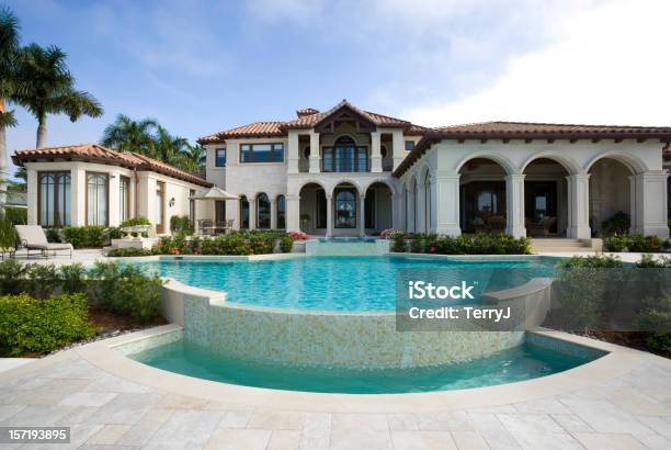 Bela Piscina Em Uma Propriedade De Casa - Fotografias de stock e mais imagens de Mansão Imponente - Mansão Imponente, Luxo, Florida - EUA