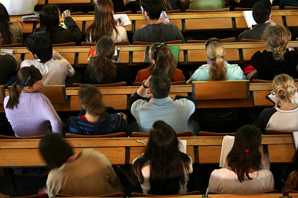 uczniowie siedzący na wykład sala na uniwersytecie. ujęcie z góry. - lecture hall university student seminar zdjęcia i obrazy z banku zdjęć