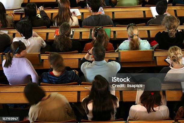 Foto de Estudantes Sentados Em Sala De Aula De Universidade Com Universidade Tomada Acima e mais fotos de stock de Universidade