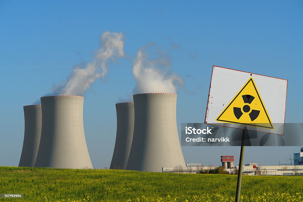 Nuclear Power Plant z Znak napromieniowania - Zbiór zdjęć royalty-free (Elektrownia jądrowa)