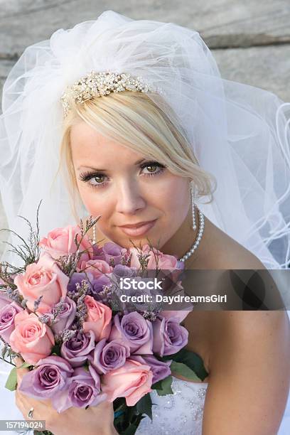 Braut Mit Rosen Stockfoto und mehr Bilder von Attraktive Frau - Attraktive Frau, Begehren, Bildschärfe