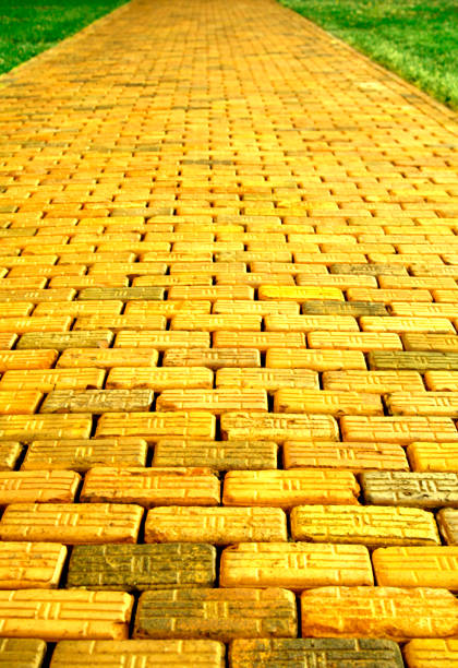 желтая дорога кирпича - brick yellow road footpath стоковые фото и изображения