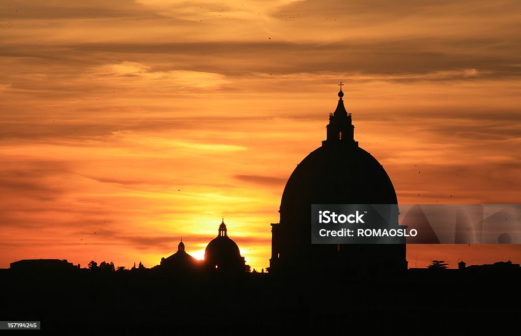 Bazylika Świętego Piotra w Rzymie, Włochy w zachód słońca, - Zbiór zdjęć royalty-free (Watykan)