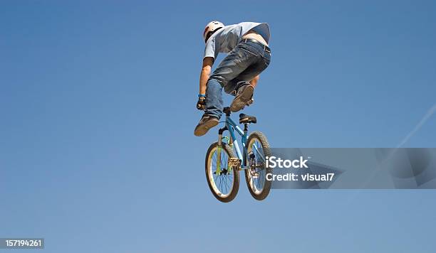 Foto de Bmx Saltos Motociclista e mais fotos de stock de Ciclismo BMX - Ciclismo BMX, Agilidade, Artigo de vestuário para cabeça