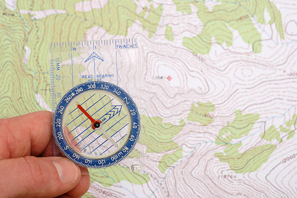 navigation mit kompass - orienteering planning mountain climbing compass stock-fotos und bilder