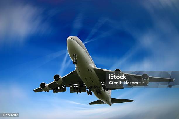 Dizzy Atterraggio Di Un Boeing 747 Jumbo - Fotografie stock e altre immagini di A mezz'aria - A mezz'aria, Aereo di linea, Aeroplano