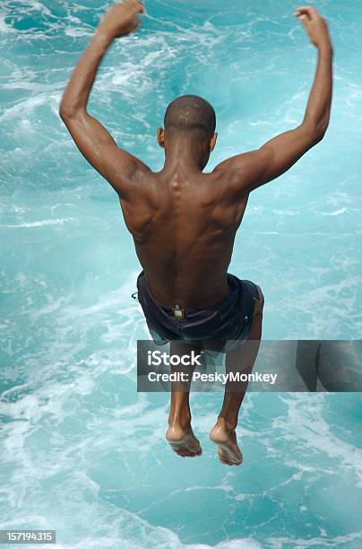 Junger Schwarzer Mann Springt Auf Das Meer Stockfoto und mehr Bilder von Männer - Männer, Afrikanischer Abstammung, Schwimmen