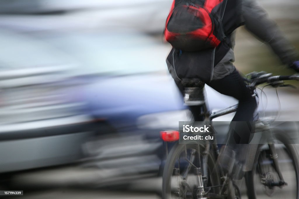 Mężczyzna Rowerzysta przejazd przez w Pognajcie Godzinę - Zbiór zdjęć royalty-free (Bicykl)