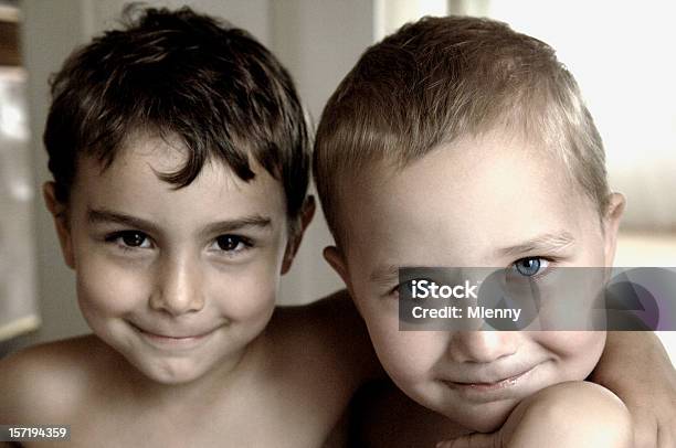 Bambini Migliori Amici - Fotografie stock e altre immagini di Adulto - Adulto, Allegro, Amicizia