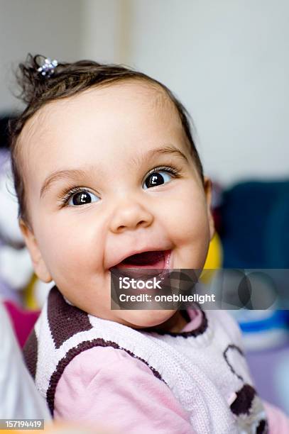 Ludzie Uśmiechnięta Dziewczynka 8 Miesięcy - zdjęcia stockowe i więcej obrazów Niemowlę - Niemowlę, Szczęście, 6 - 11 miesięcy