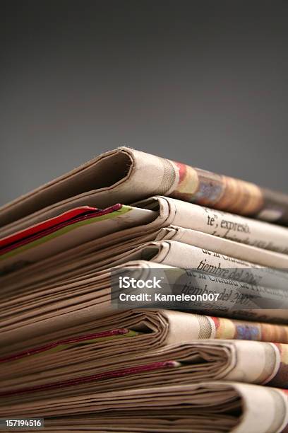 Tageszeitung Auf Schwarzem Hintergrund Stockfoto und mehr Bilder von Gestapelt - Gestapelt, Medienwelt, Zeitung