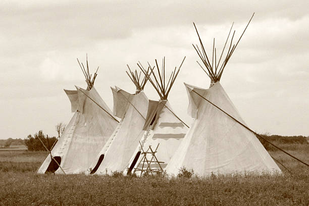 cuatro teepees - teepee fotografías e imágenes de stock