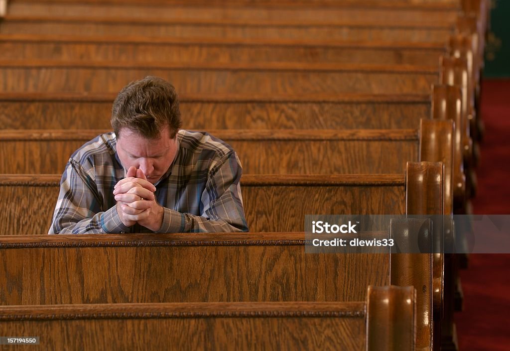 Pregare in chiesa - Foto stock royalty-free di Chiesa