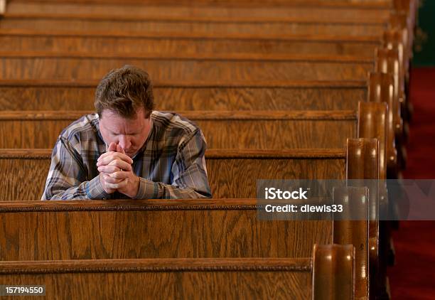 Pregare In Chiesa - Fotografie stock e altre immagini di Chiesa - Chiesa, Inginocchiarsi, 40-44 anni