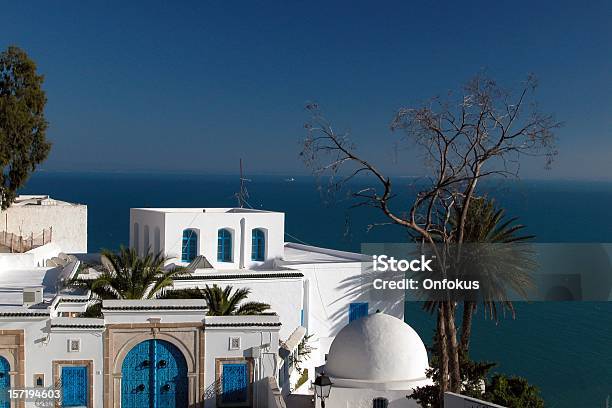 Sidi Bou Disse Azul E Branco Arquitetura Tunísia - Fotografias de stock e mais imagens de Sidi Bou Said - Sidi Bou Said, Tunísia, Cidade