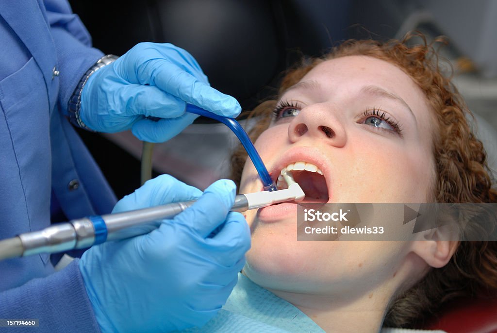 歯科歯で働くティーンの研磨 - カラ�ー画像のロイヤリティフリーストックフォト