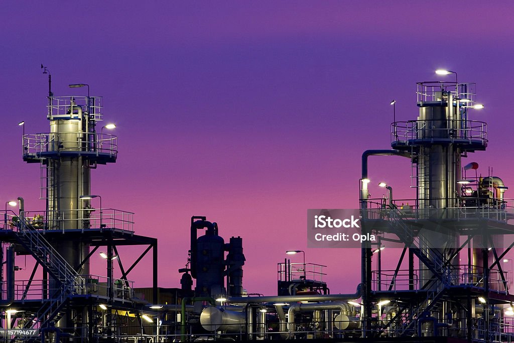 Industria chimica all'alba - Foto stock royalty-free di Sagoma - Controluce