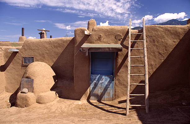 pueblo di taos - southwest usa house residential structure adobe foto e immagini stock
