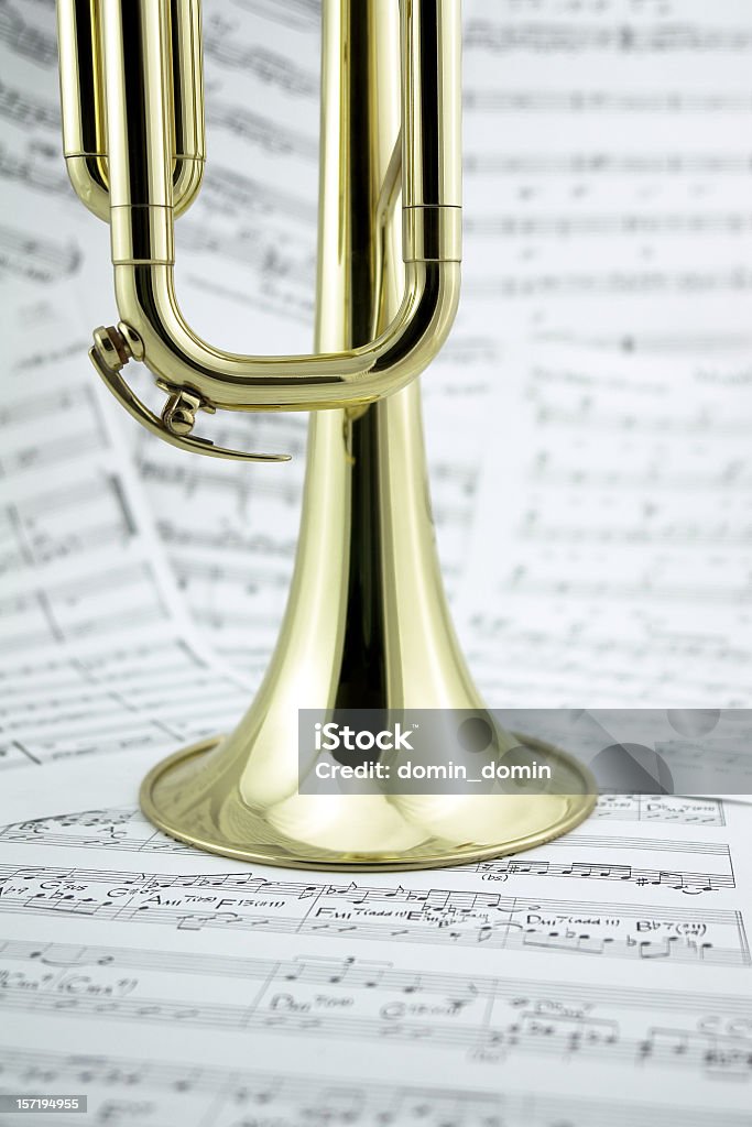 Close-up of golden trumpet стоя на музыкальные ноты, вид сбоку - Стоковые фото Музыкальная нота роялти-фри