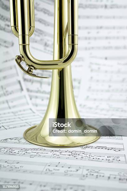 Closeup Of Golden Trumpet Стоя На Музыкальные Ноты Вид Сбоку — стоковые фотографии и другие картинки Музыкальная нота