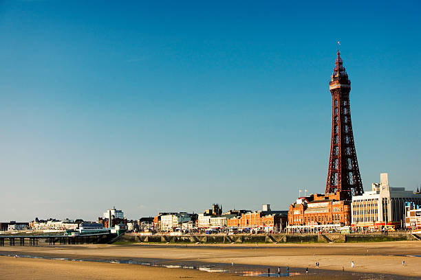 ブラックプール tower.プロムナードや砂浜のビーチ、ランカシャー,英国 - blackpool tower ストックフォトと画像