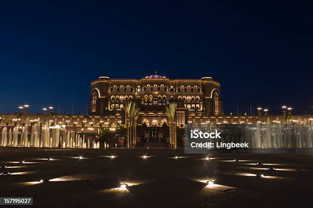 Abu Dhabi El Palacio De Los Emiratos Foto de stock y más banco de imágenes de Palacio - Palacio, Emiratos Árabes Unidos, Noche