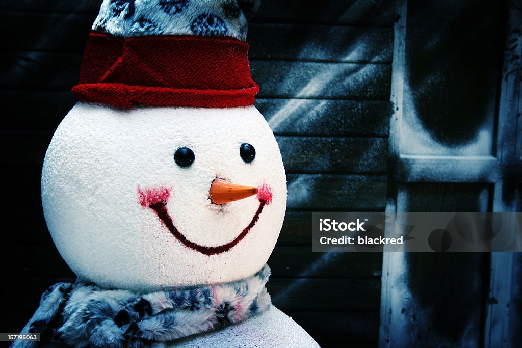 Boneco de neve sorridente em frente de casa e congelante janela - Foto de stock de Bola de Neve royalty-free