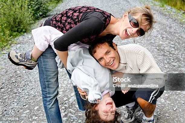 Diversión Para La Familia En El Campo De Los Mismos Más Abajo Foto de stock y más banco de imágenes de Adulto