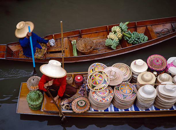 marché flottant à bangkok, en thaïlande - asia bangkok nautical vessel canal photos et images de collection