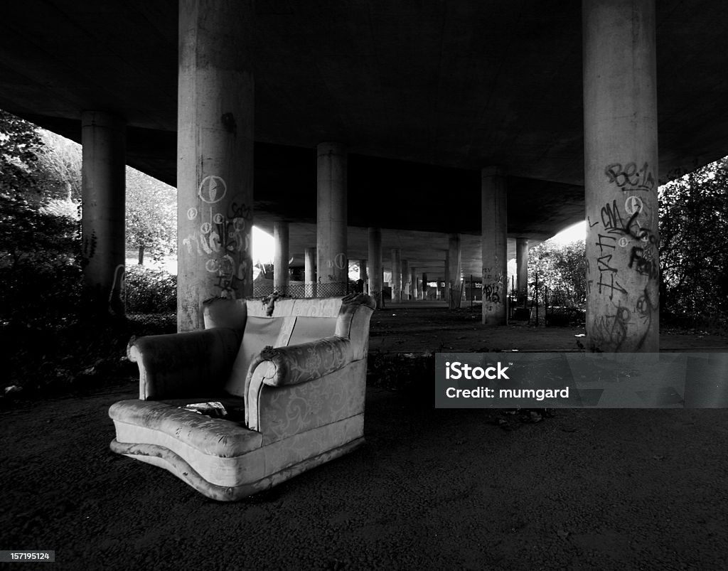 Abandonado sillón a un paso inferior - Foto de stock de Escena del crimen libre de derechos