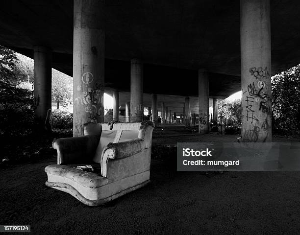 Abandonado Sillón A Un Paso Inferior Foto de stock y más banco de imágenes de Escena del crimen - Escena del crimen, Aire libre, Arcada