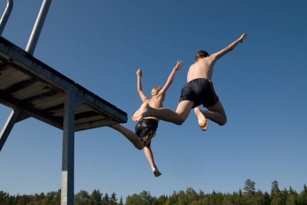 alegria de natação - sweden summer swimming lake - fotografias e filmes do acervo