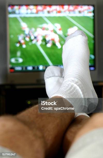 Photo libre de droit de Regarder Le Match banque d'images et plus d'images libres de droit de Chaussette - Chaussette, Télévision, Activité de loisirs