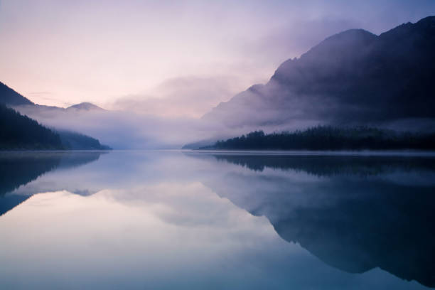 mañana en el lago plansee - lake scenic fotografías e imágenes de stock