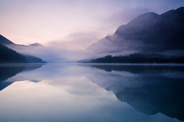 утро на озеро plansee - mountain reflection non urban scene moody sky стоковые фото и изображения
