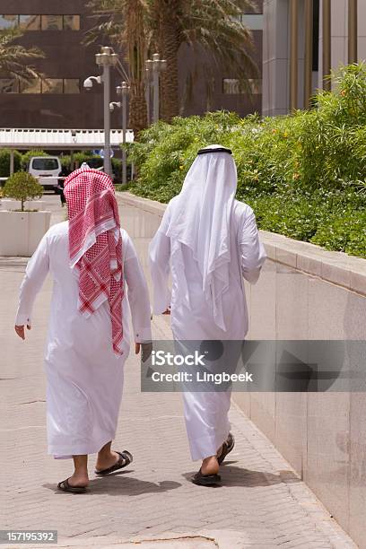 Arab Homem Em Traje Religioso - Fotografias de stock e mais imagens de Adulto - Adulto, Adulto de idade mediana, Agal