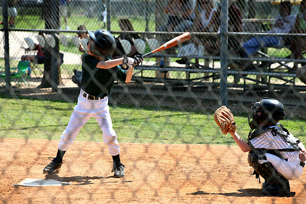 esportes: pequeno jogador de beisebol da liga com o taco. - batting color image people sport - fotografias e filmes do acervo