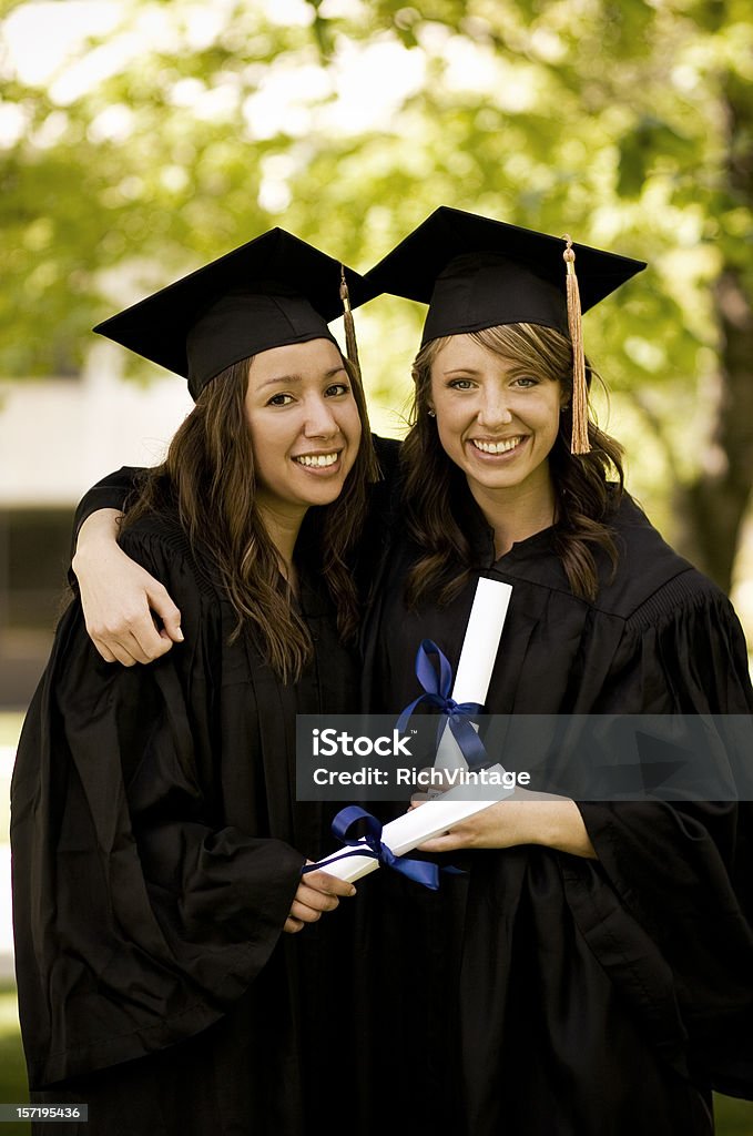 Femmes jeunes diplômés - Photo de Remise de diplôme libre de droits