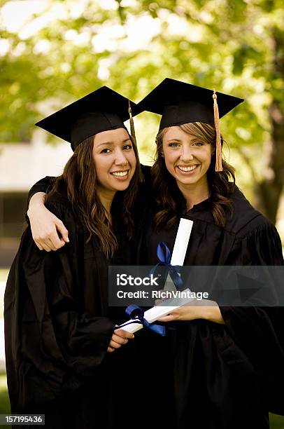 女性卒業生 - 卒業式のストックフォトや画像を多数ご用意 - 卒業式, 大学, 2人