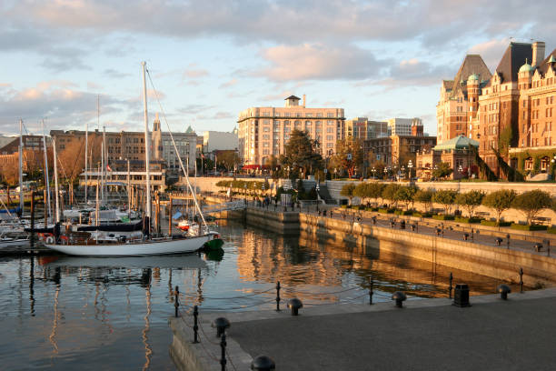 Sun Setting On Victoria Harbour And Empress Hotel in Springtime. Victoria Marina and Empress Hotel at Dusk. Victoria Bay stock pictures, royalty-free photos & images