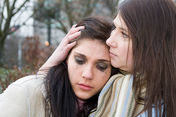 아름다운 10대 여자아이 울음소리 on moms 갓길 - consoling women friendship crying 뉴스 사진 이미지