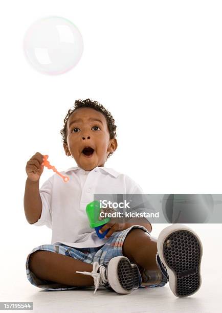 Photo libre de droit de Garçon Et La Pensée banque d'images et plus d'images libres de droit de Fond blanc - Fond blanc, Enfant, Faire des bulles de savon