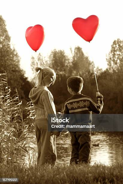 Photo libre de droit de Il Y A De Lamour Dans Lair banque d'images et plus d'images libres de droit de Amitié - Amitié, Lac, Petits garçons